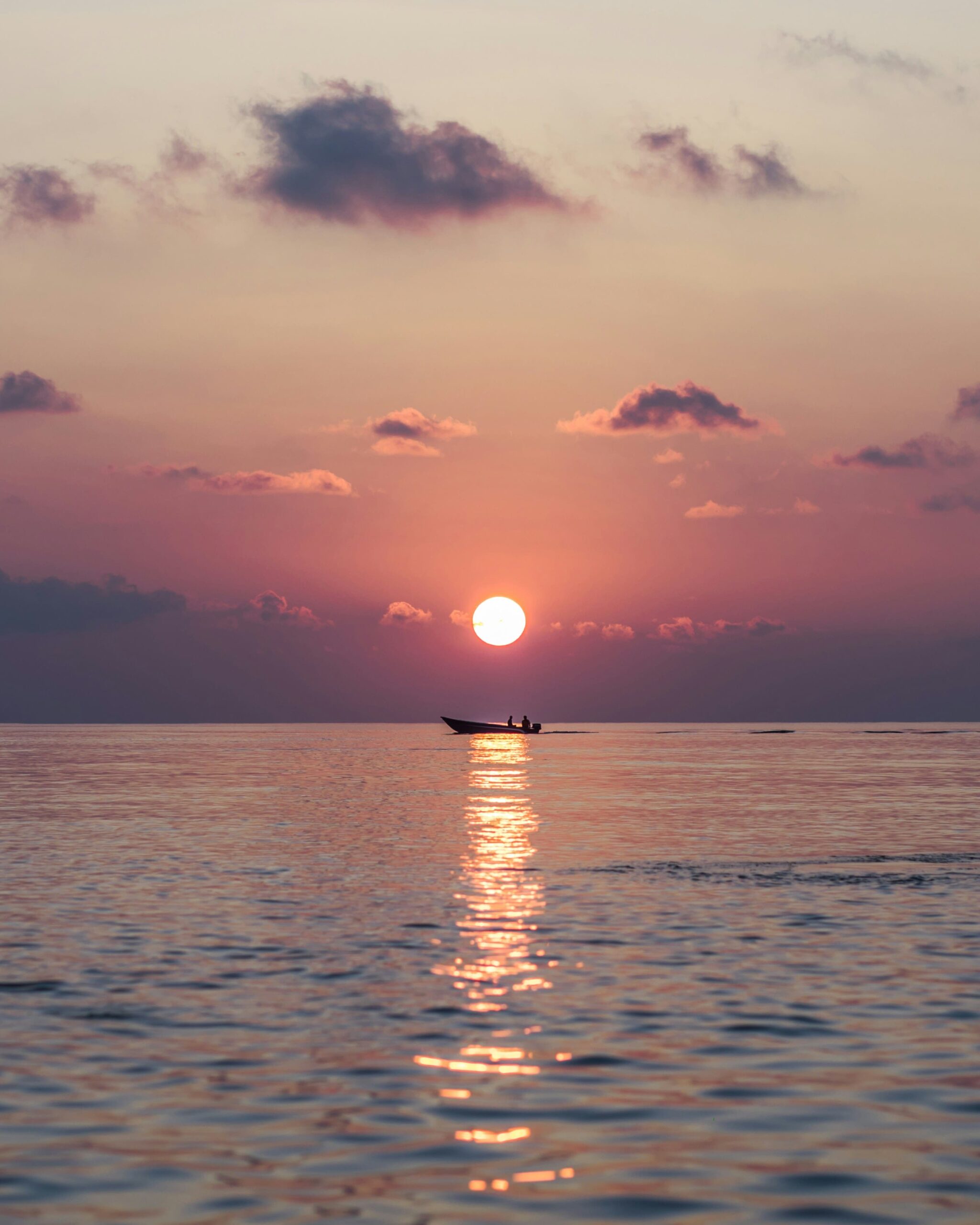 Foto de un barco en el mar.